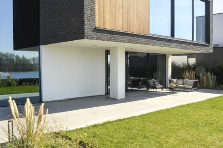 Gevlinderde woonbeton vloer en gevlinderd betonnen terras in Arnhem