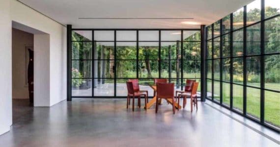 Grijze Italiaans betonlook vloer in woonhuis bij de eettafel