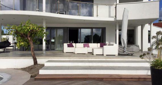 Gevlinderde betonnen terras in Goes,