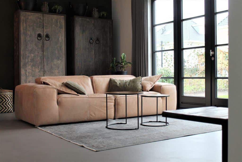 Betonlook stuc in de woonkamer Woerden Willem Designvloeren