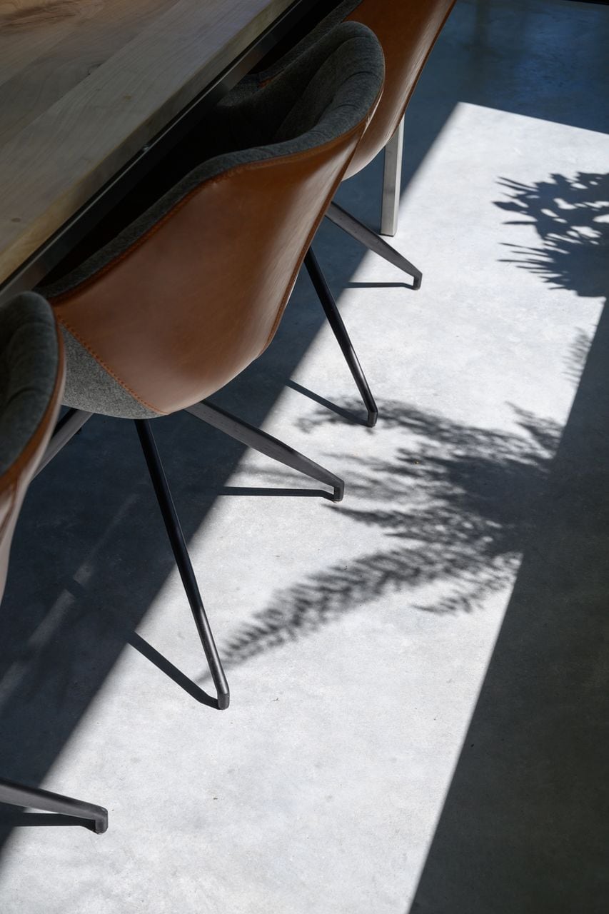 detailfoto van een gevlinderde woonbetonvloer van Willem Designvloeren in de kleur basisgrijs.