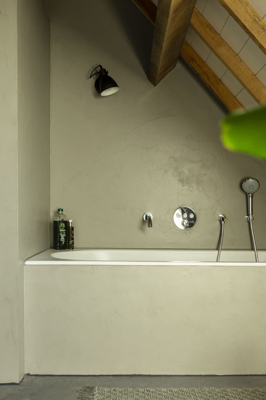 Beton ciré wanden en een gevlinderde betonvloer van Willem Designvloeren in de badkamer in Budel.