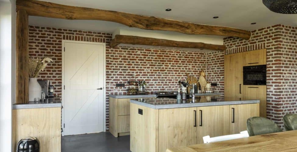 Keuken met een gevlinderde betonvloer in Budel. De keuken is van hout.