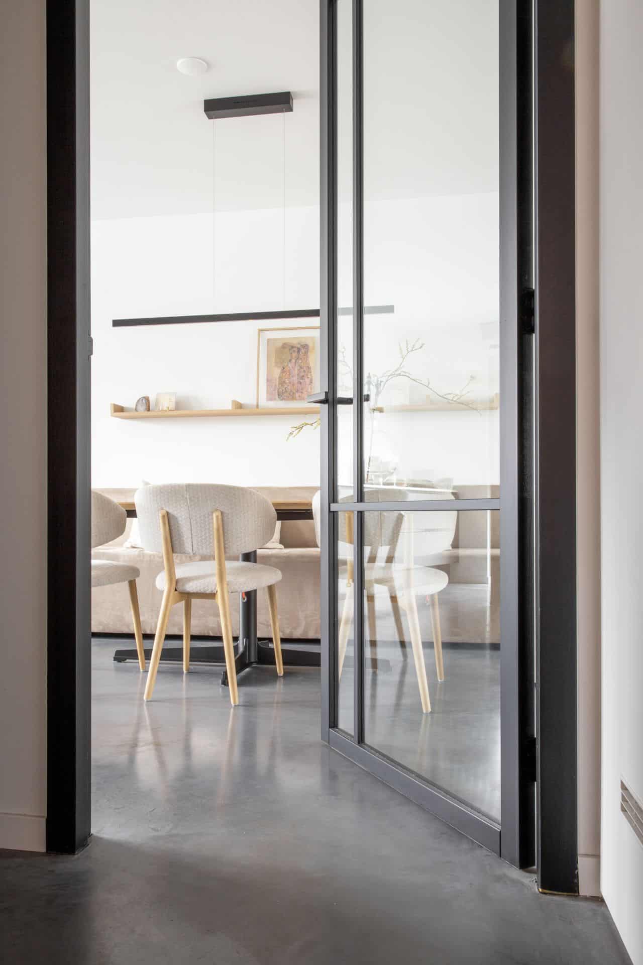 gevlinderde betonvloer heerenveen met stalen deur