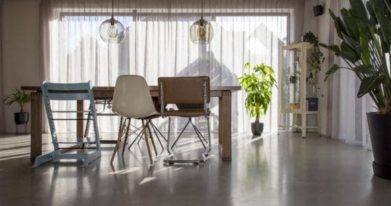 Eetgedeelte met een gevlinderde betonvloer