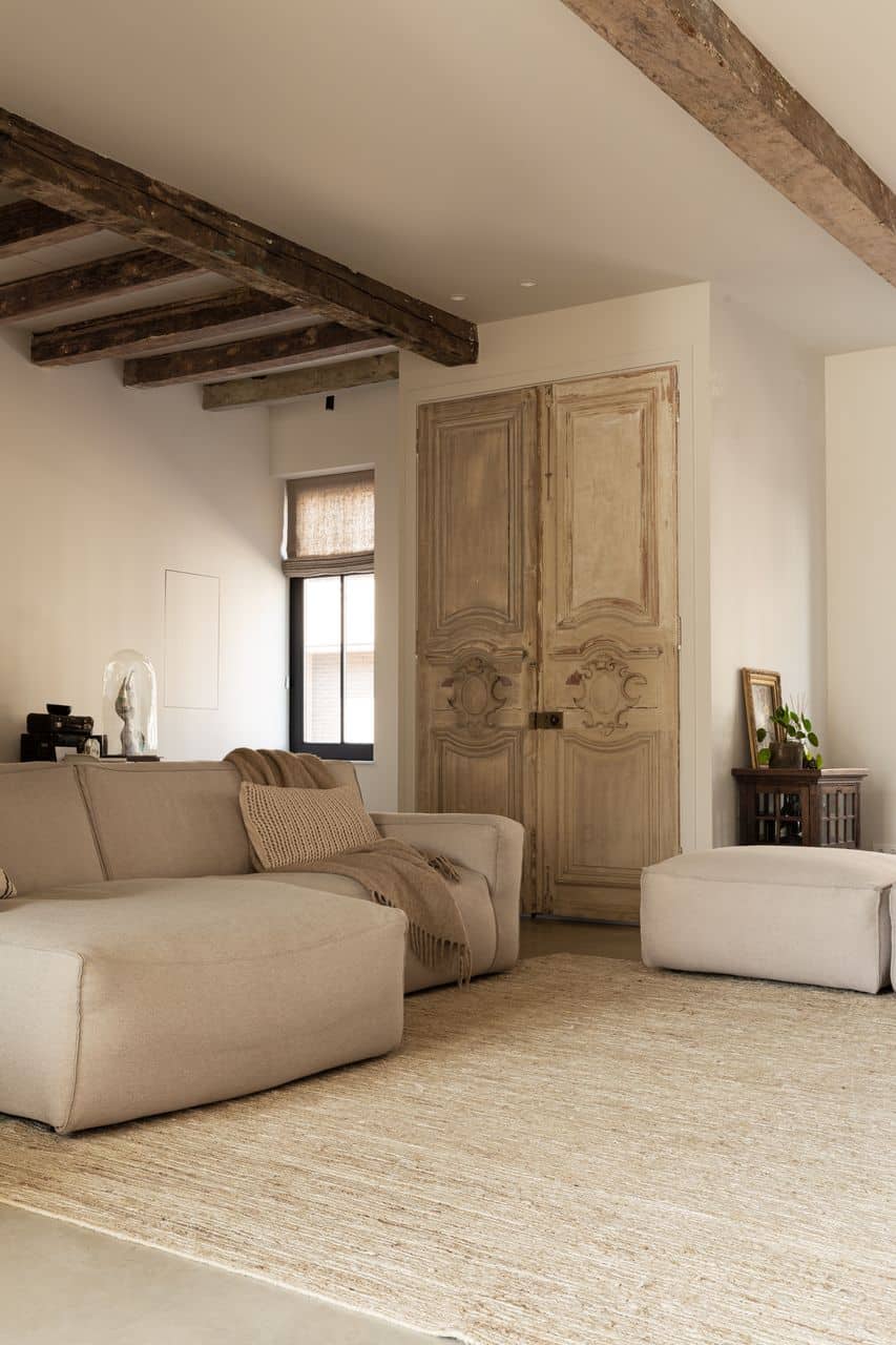 Beige interieur met een passende gevlinderde woonbeton vloer