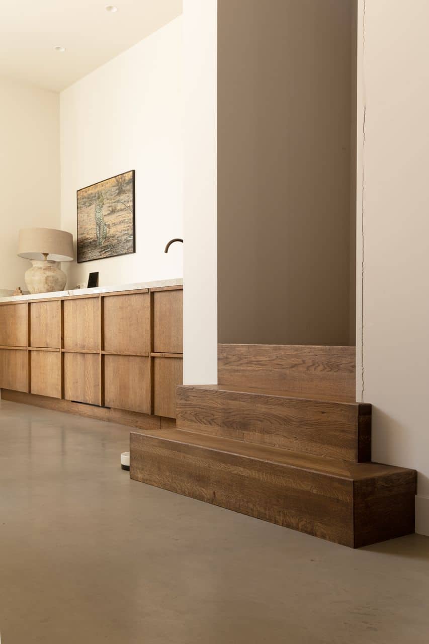 Gevlinderde betonvloer in Montfoort gecombineerd met veel houten details, zoals een houten keuken en een houten trap.