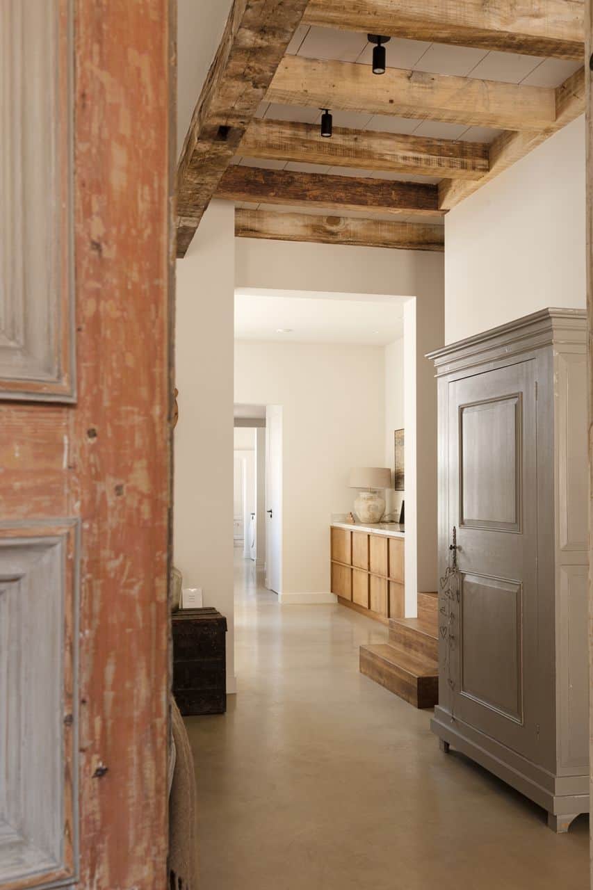 Gevlinderde woonbeton vloer in Montfoort gecombineerd met houten meubels en kasten.