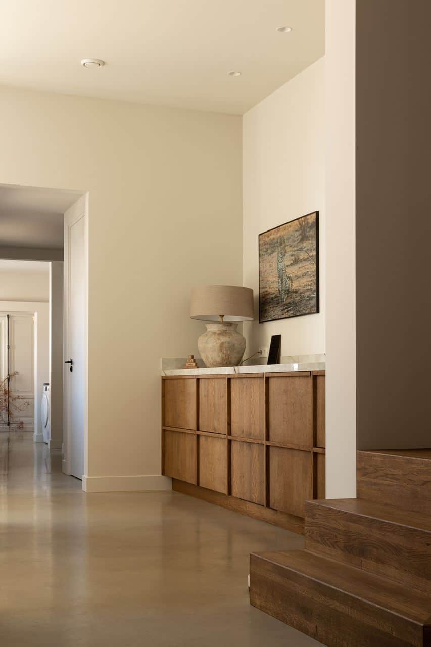 gevlinderde woonbeton vloer van Willem Designvloeren in een warm aangeklede keuken in Montfoort