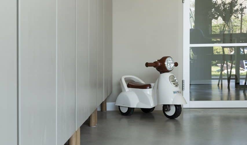 Willem Designvloeren: betonvloer in huis basisgrijs + 25% zandkleur