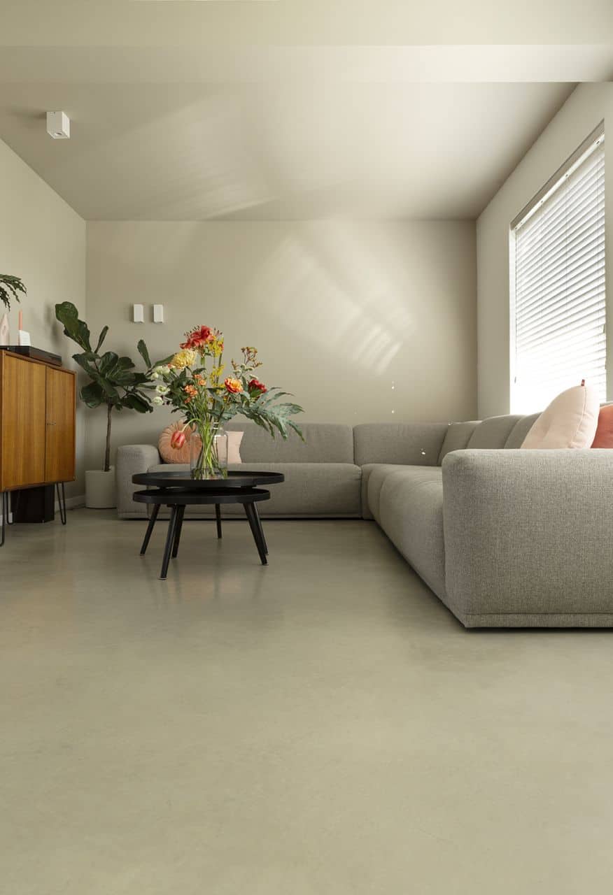 betonvloer basisgrijs + 25% zandkleur van Willem Designvloeren