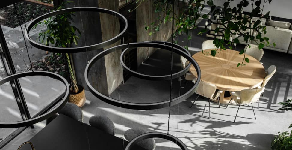 Gevlinderde betonvloer in een villa in Bemmel van bovenaf