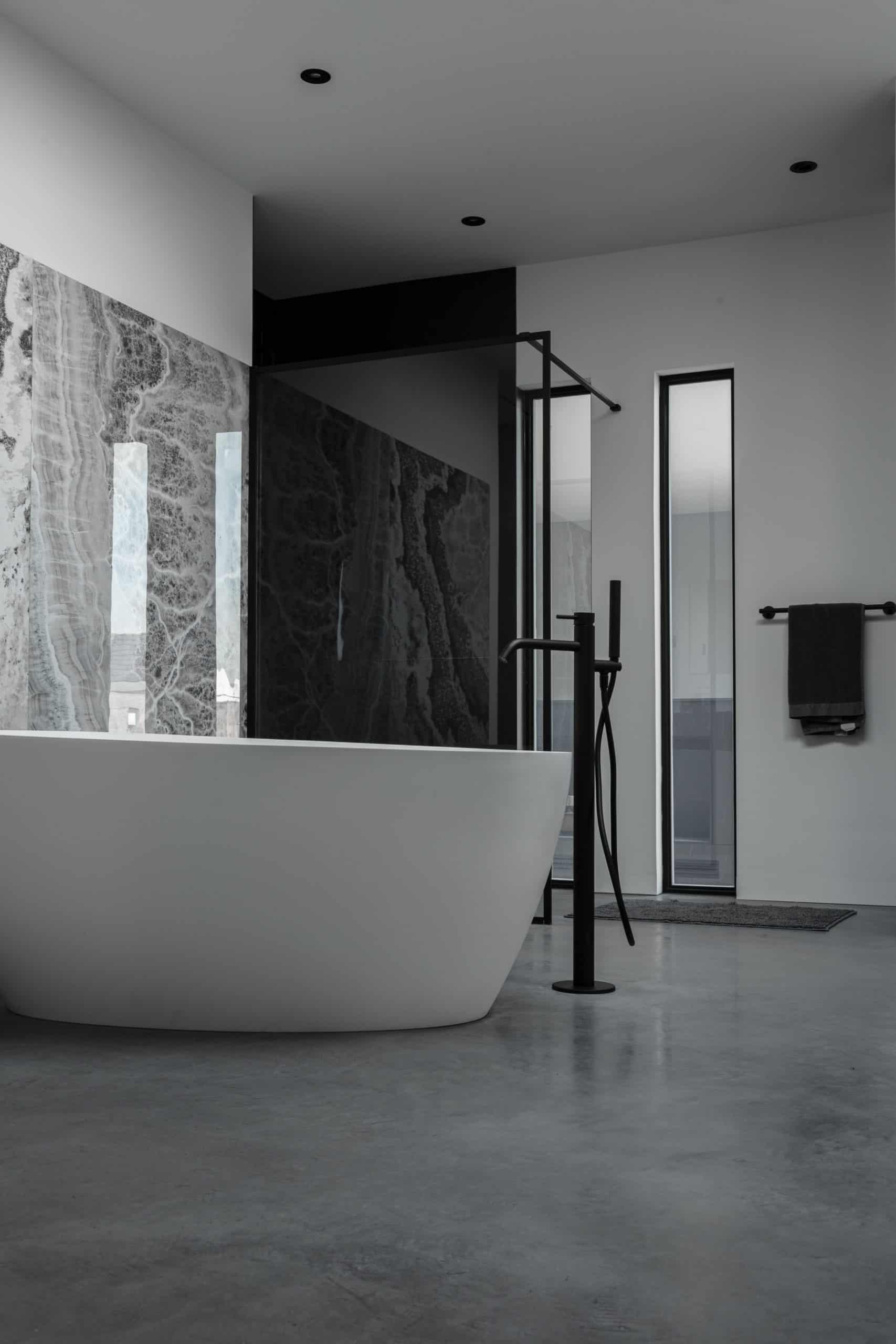 Woning in Bemmel met een gevlinderde betonvloer in de badkamer