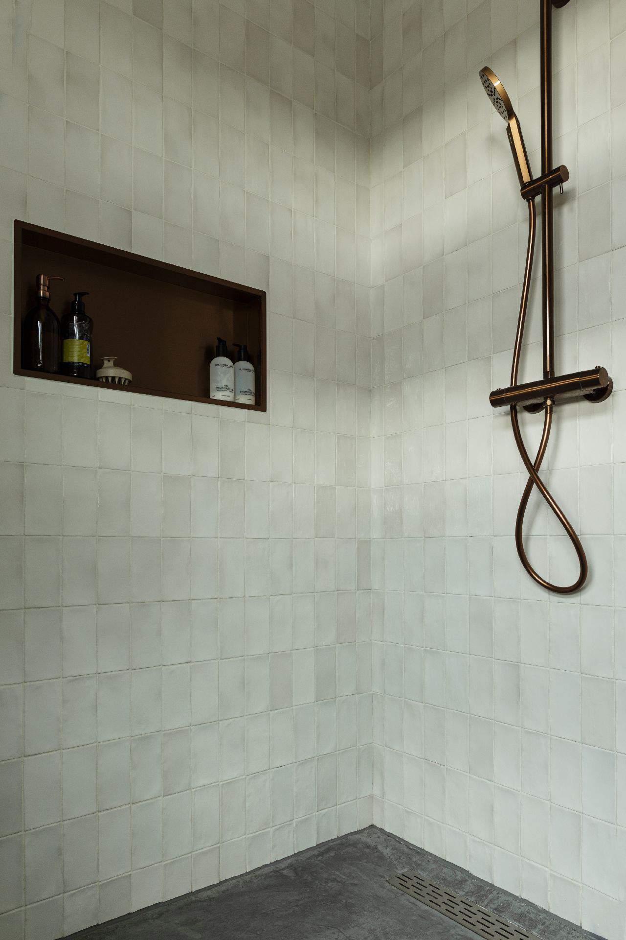 Woning in Brandwijk met een gevlinderde betonvloer in de badkamer en in de inloopdouche.