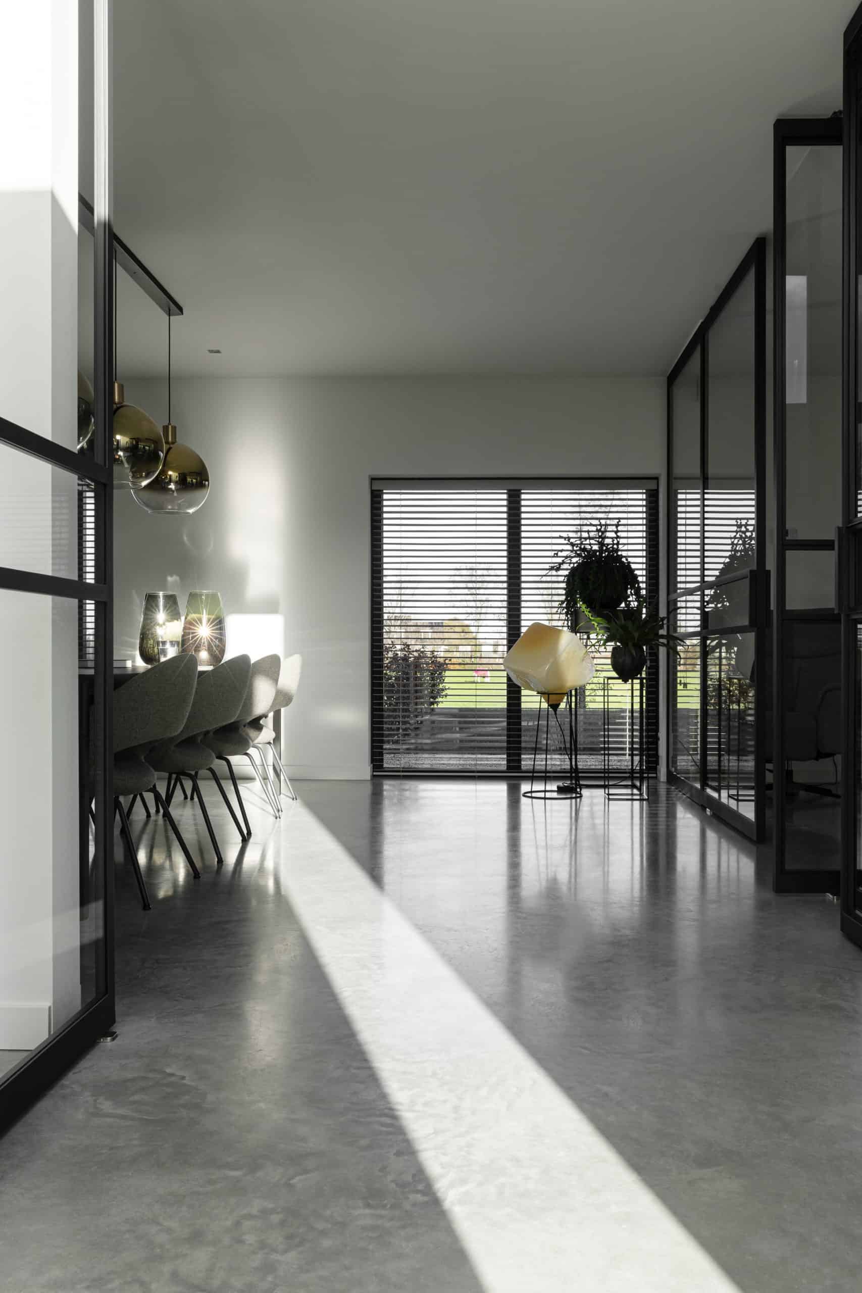 Woning in Bunschoten-Spakenburg met een gevlinderde betonvloer, gecombineerd met zwarte stalen details