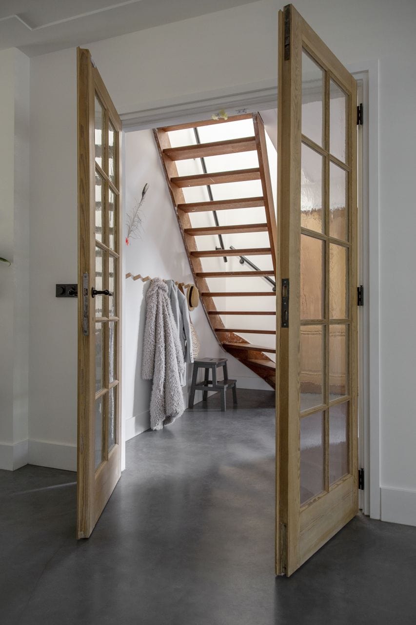 Gevlinderde woonbeton vloer naadloos van keuken naar hal