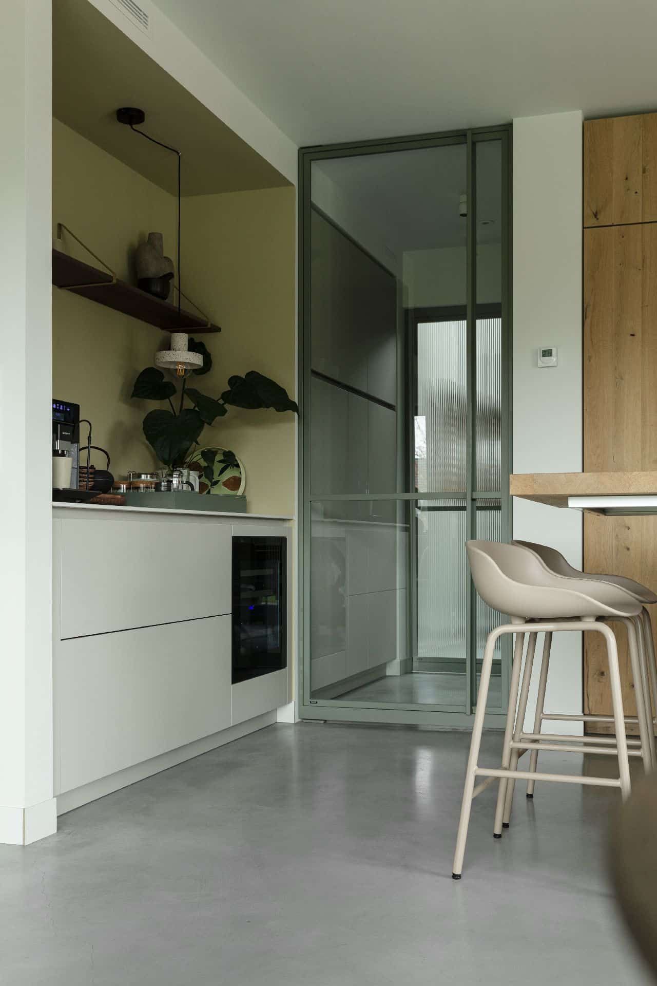 Keuken in Veenendaal gecombineerd met een gevlinderde betonvloer.