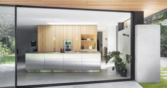 gevlinderde betonvloer binnen en buiten met schuifpui