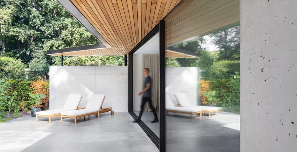 Gevlinderde betonvloer en gevlinderd betonnen terras van Willem Designvloeren in een aanbouw in Zeist.