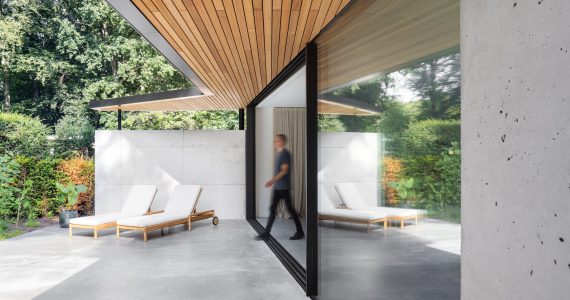 Gevlinderde woonbeton vloer in Zeist die doorloopt naar het gevlinderde betonnen terras. Op het terras staan twee ligstoelen.