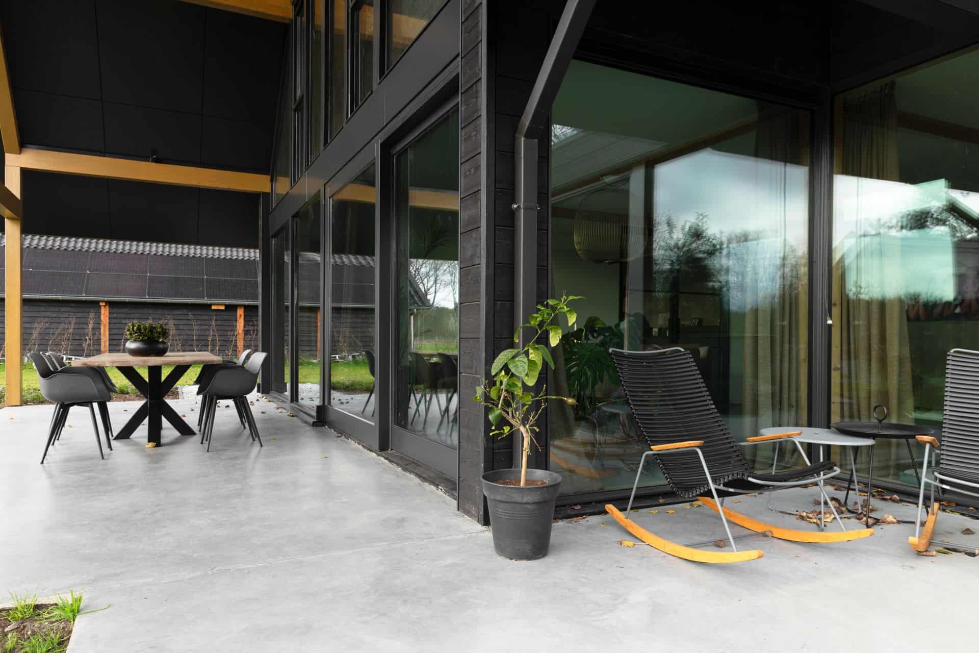 Gevlinderde betonvloer en betonnen terras in Zeist