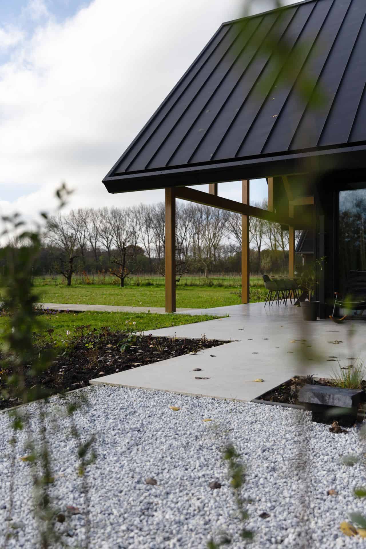 Gevlinderde betonvloer en betonnen terras in Zeist