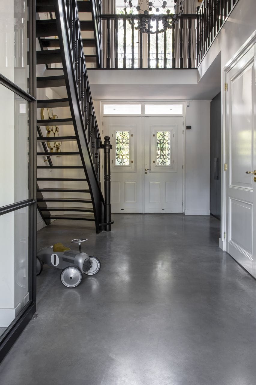 Gevlinderde woonbeton vloer in entree van vrijstaande villa