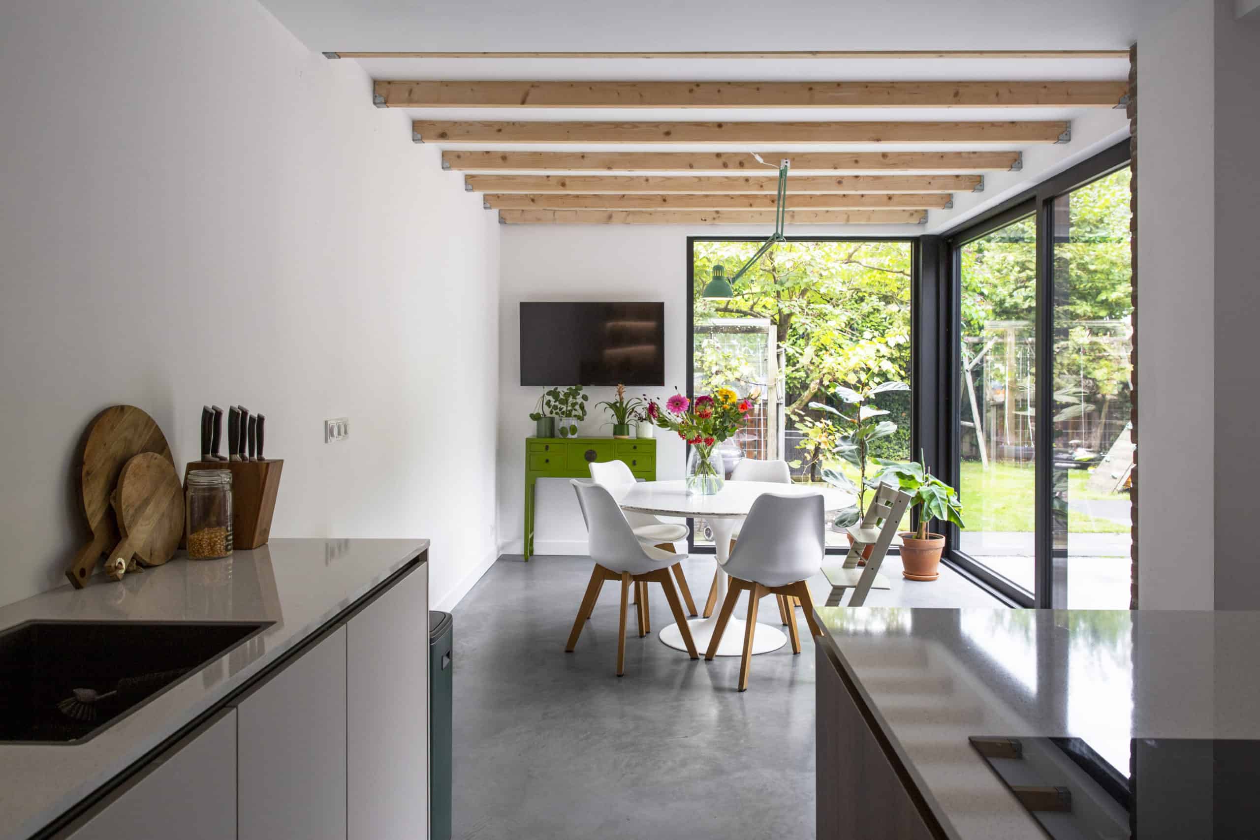 eetkamer in Nuenen met een gevlinderde woon betonvloer