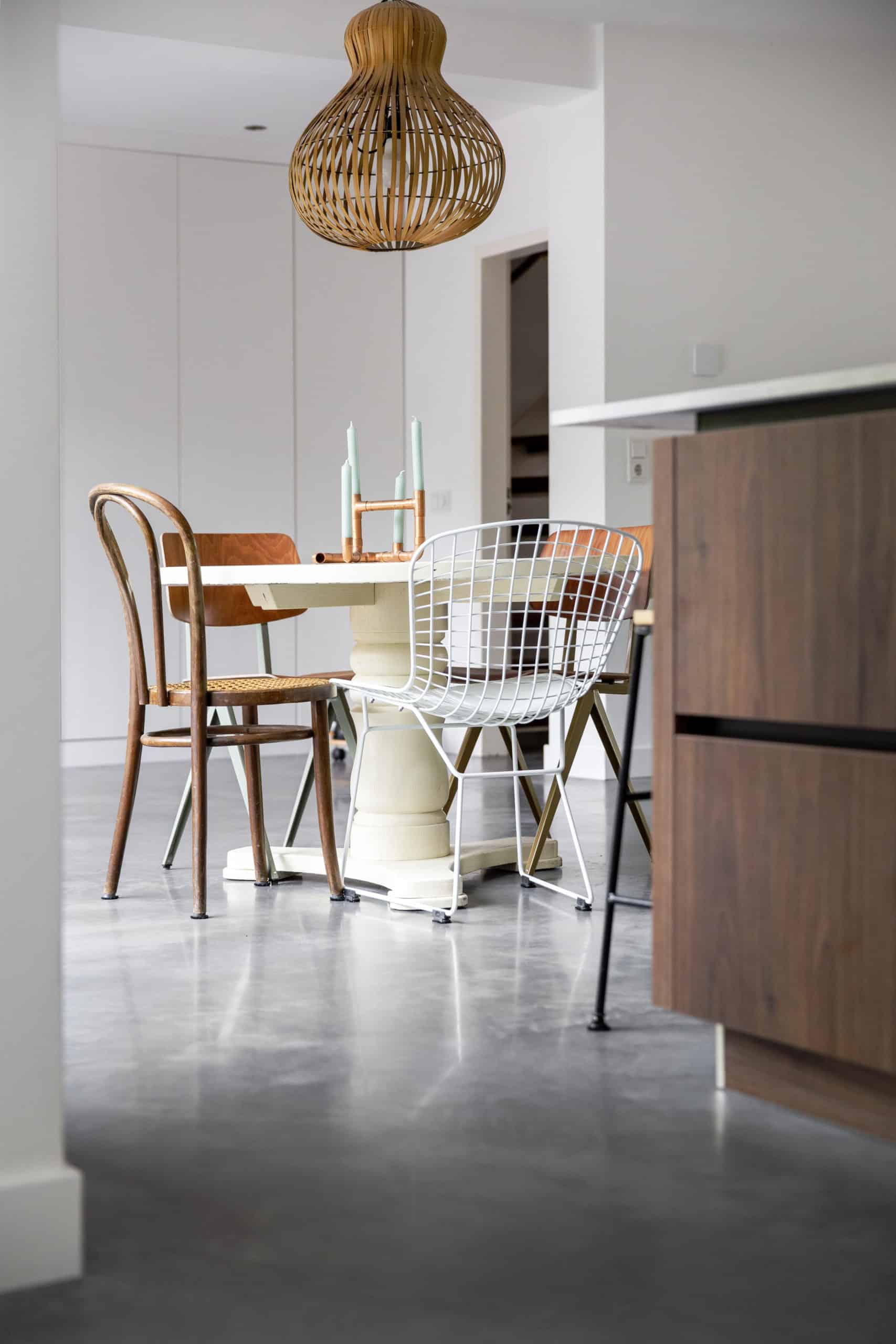 Keuken in Nuenen met een gevlinderde betonvloer