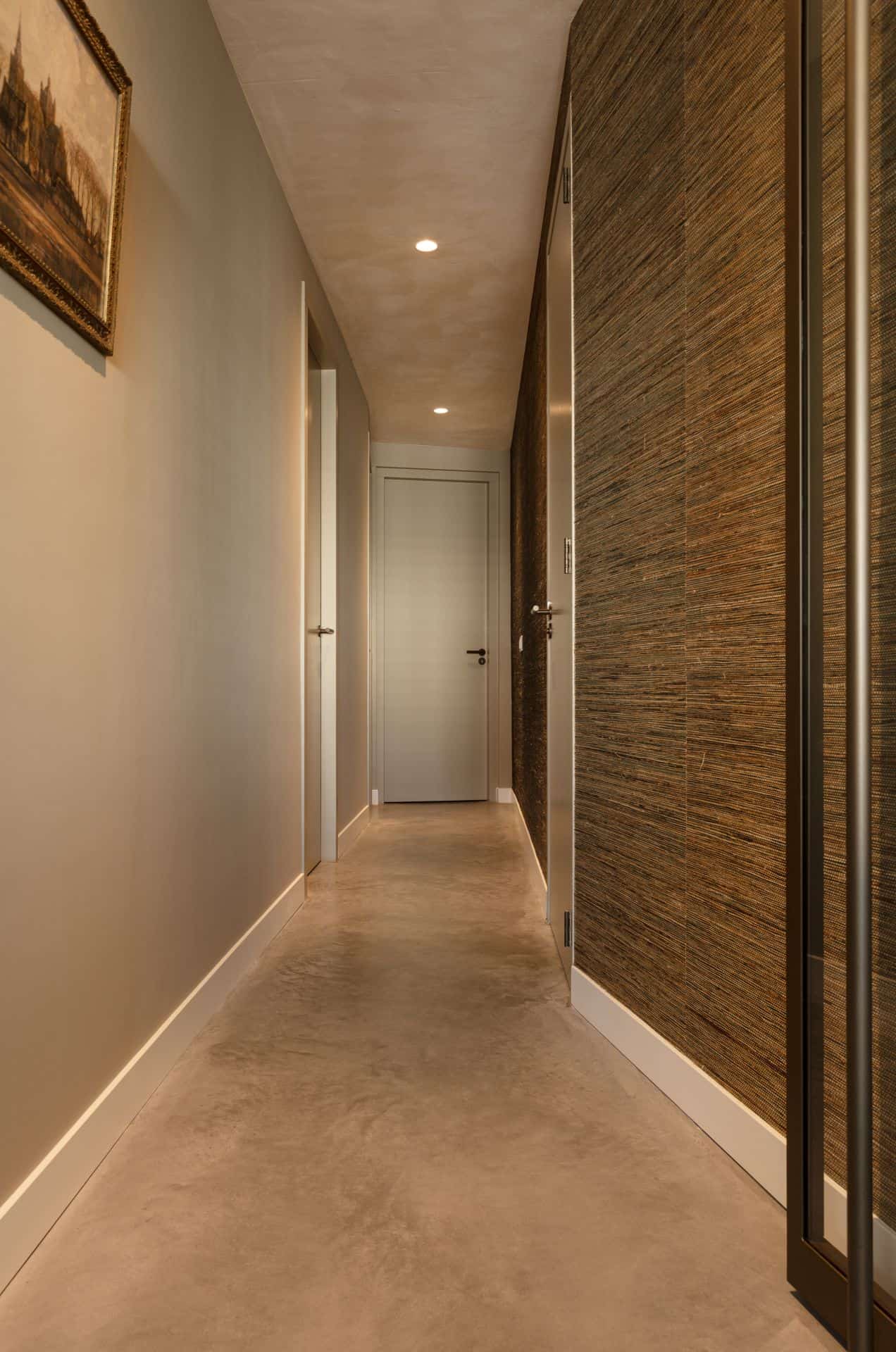 Gevlinderde betonvloer in hal of entree