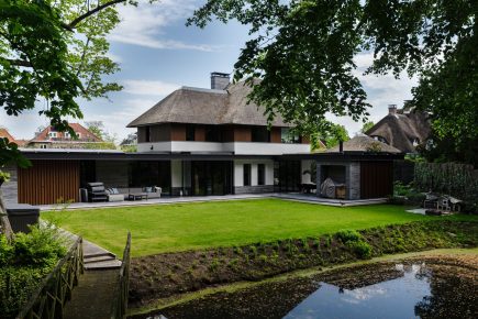 Gevlinderde woonbeton vloer en gevlinderd betonnen terras in Heemstede