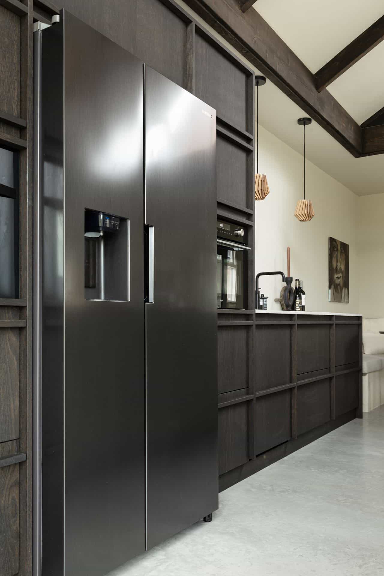 Zwarte keuken in Rijnsburg op een gevlinderde betonvloer van Willem Designvloeren.