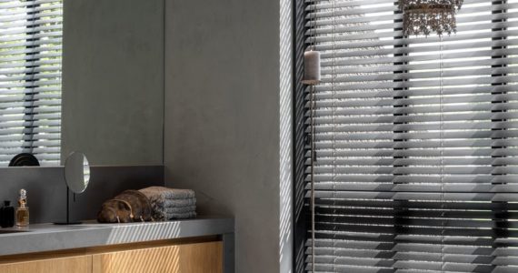 Gevlinderde betonvloer en beton ciré in badkamer van Willem Designvloeren in de badkamer van een vrijstaande villa