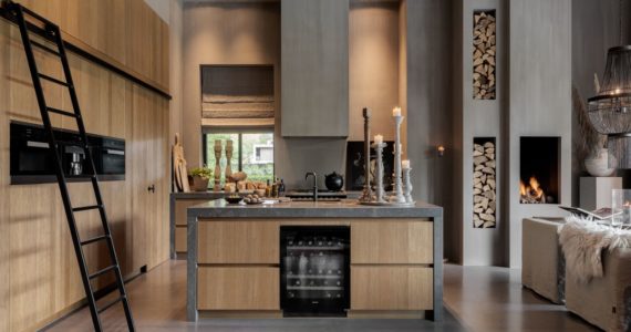 Houten keuken in Enschede op een gevlinderde betonvloer van Willem Designvloeren.