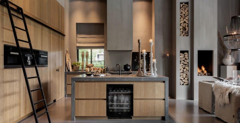 Houten keuken in Enschede op een gevlinderde betonvloer van Willem Designvloeren.