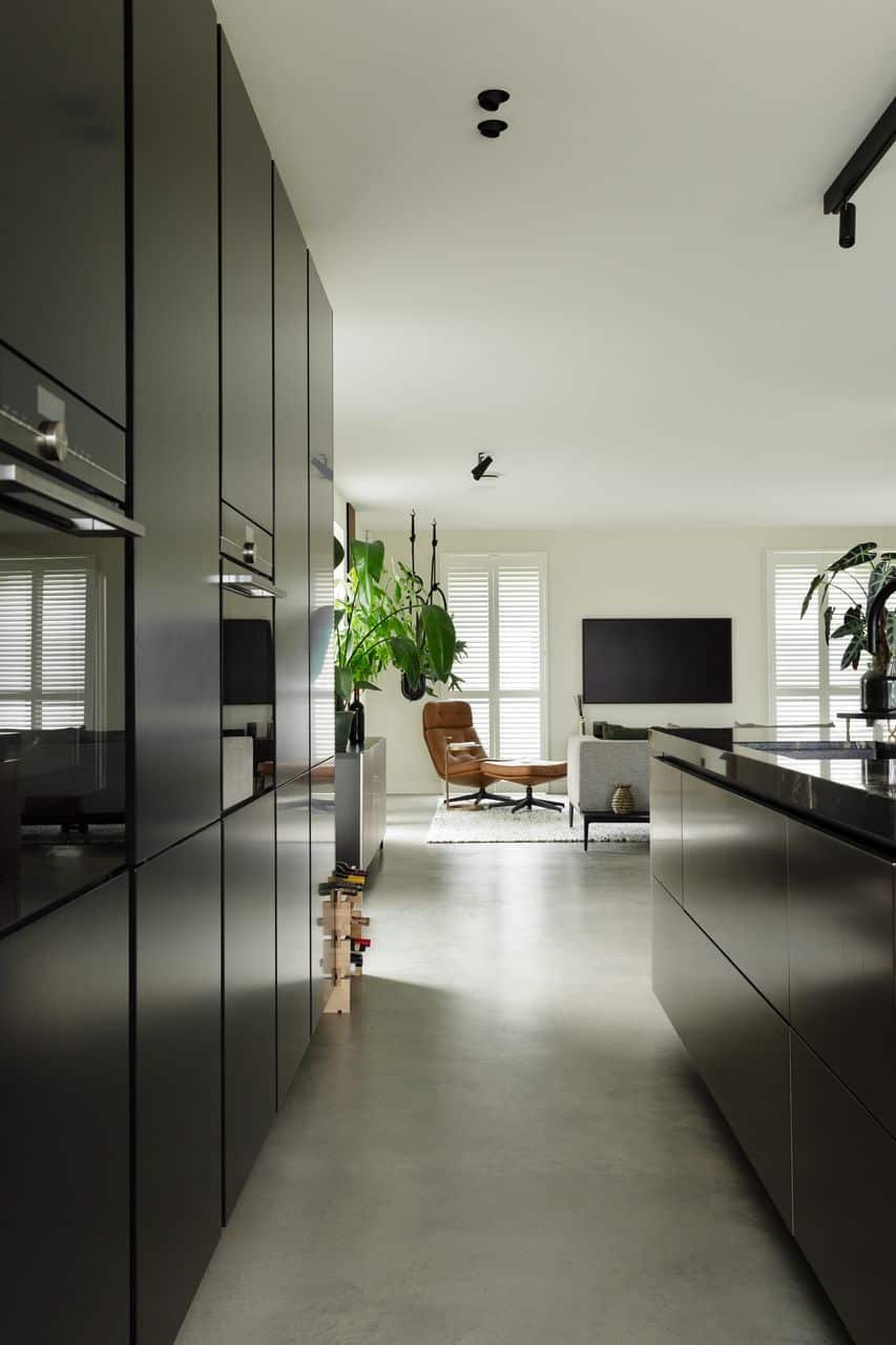 Een Italiaanse betonlook vloer, een dunne gevlinderde vloer, in de woonkamer en keuken van een vrijstaande woning in Tiel.