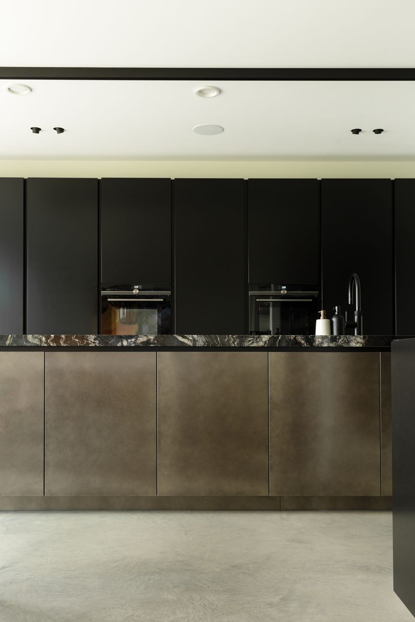 Italiaanse betonlook vloer keuken in Tiel