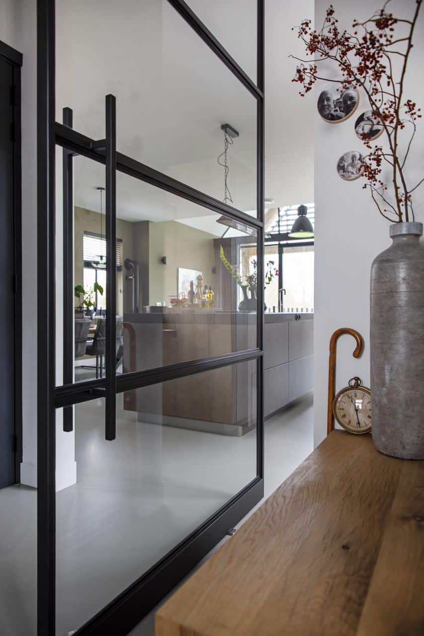 pu gietvloer in combinatie met een stalen deur, betonnen gietvloer prijs