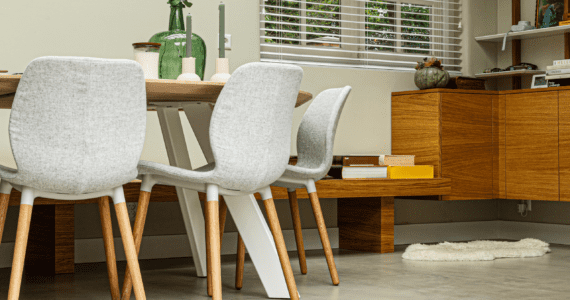 Italiaanse betonlook vloer met eetkamerstoelen