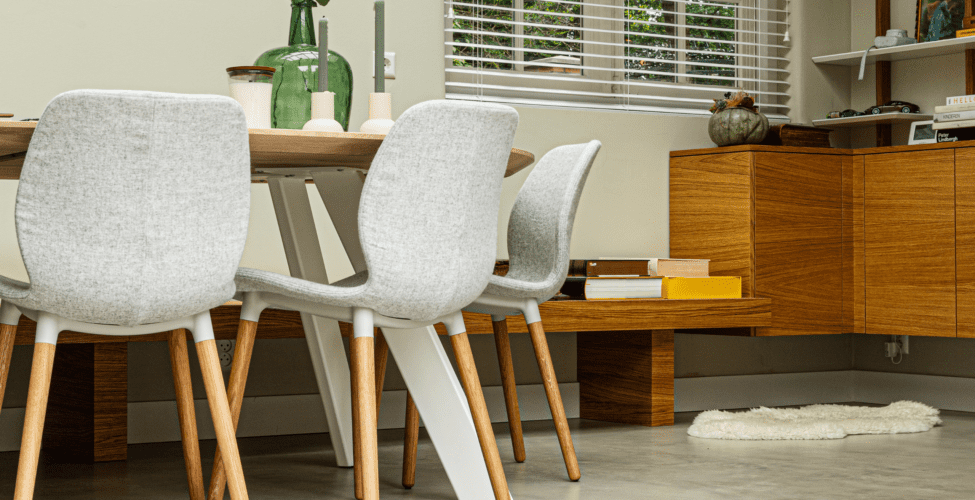 Italiaanse betonlook vloer met eetkamerstoelen