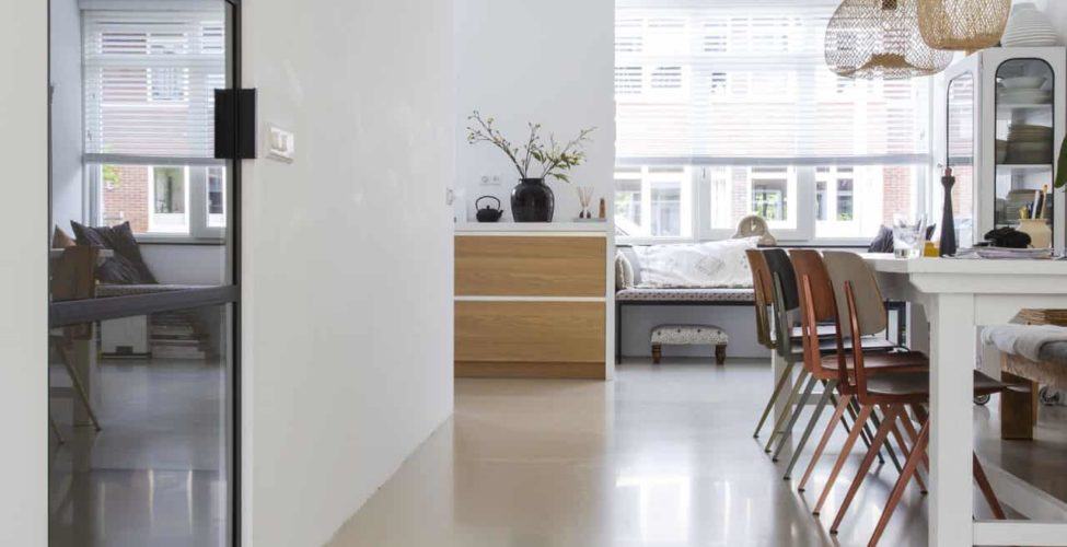 PU gietvloer in de eetkamer en keuken in Zeist.