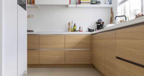 PU gietvloer gecombineerd met een houten keuken in Zeist.