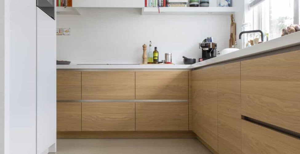 PU gietvloer gecombineerd met een houten keuken in Zeist.