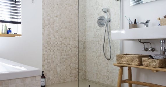 PU gietvloer in de badkamer in Zeist die zelfs doorloopt tot en met het douchegedeelte.