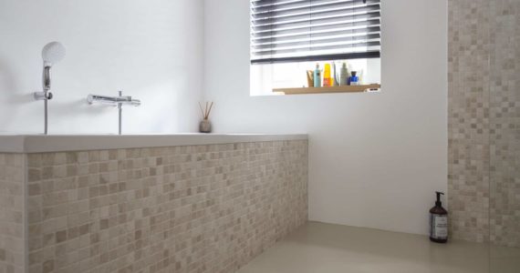 PU gietvloer in de badkamer in Zeist met daarop een bad.