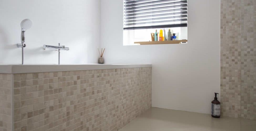 PU gietvloer in de badkamer in Zeist met daarop een bad.