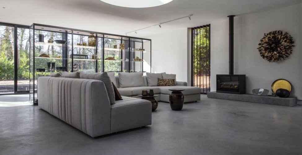 Gevlinderde betonvloer in Nijmegen met daarop een grijze bank.