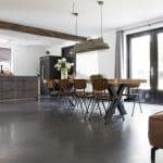 Betonvloer in een industrieel interieur