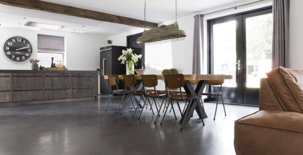 Betonvloer in een industrieel interieur