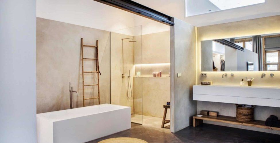 betonvloer in omgebouwde school, badkamer